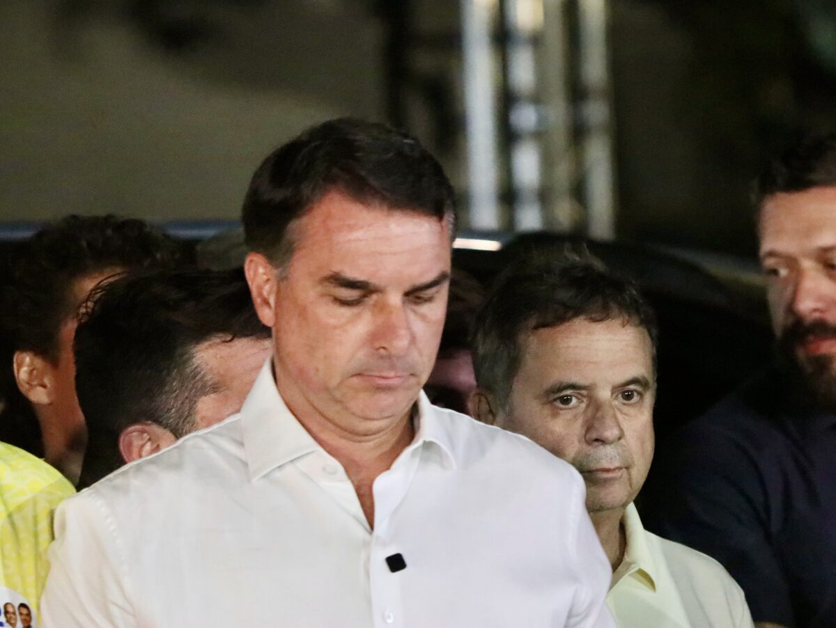 Aliados de Flávio Bolsonaro reconhecem vitória de Lula nas urnas