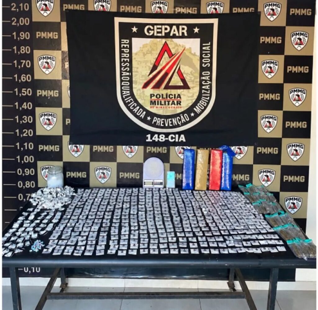 Quase mil papelotes de cocaína e dezenas de porções de maconha e ecstasy são apreendidos em Uberlândia