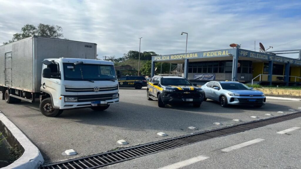 Seis homens são presos com carga furtada de bebidas na BR-262, na Grande BH