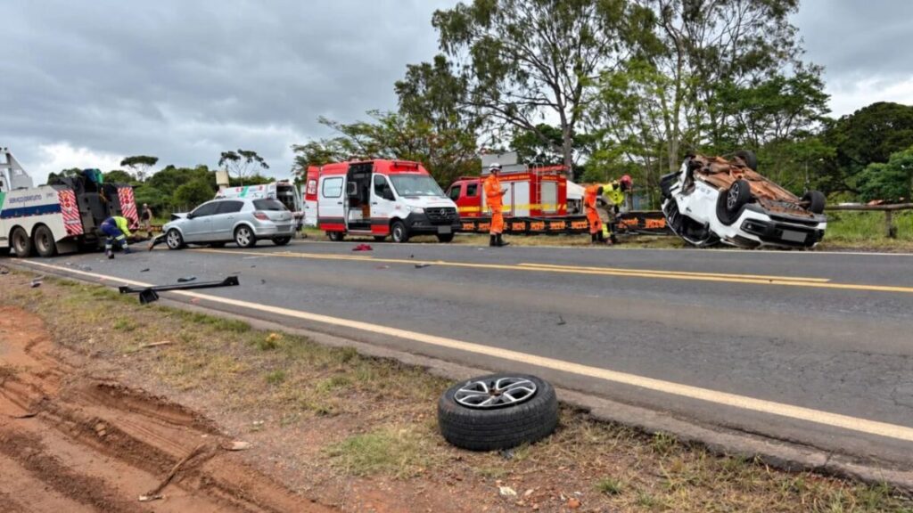 Seis pessoas ficam feridas após acidente com carro capotado na LMG-798, em Uberaba