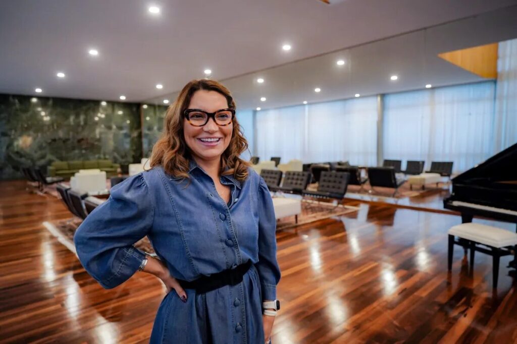 Socióloga com carreira em Itaipu: conheça a primeira-dama Janja