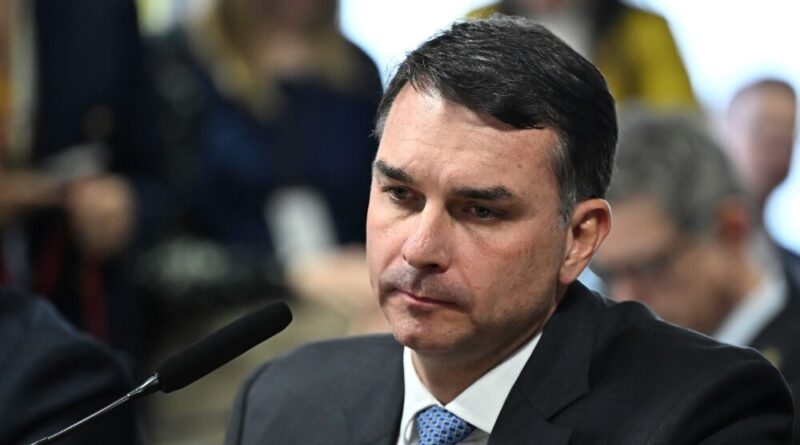 TSE manda Flávio Bolsonaro apagar vídeo falso sobre drogas em ato pró-Lula na Paulista