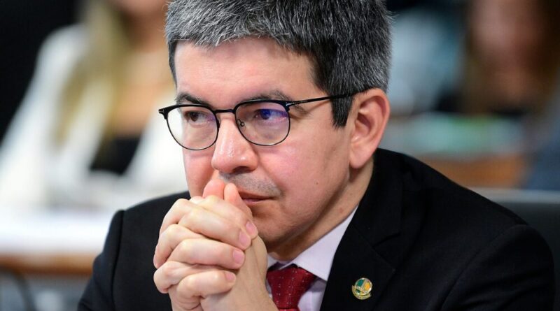 ‘Vamos trabalhar para aprovar PEC da Segurança na 3ª feira’, diz Randolfe