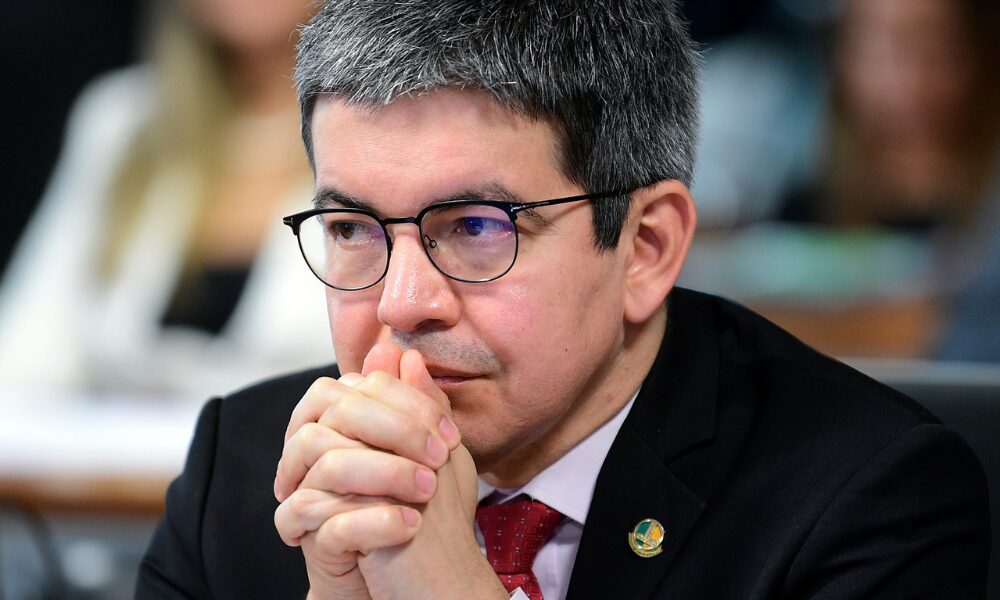 ‘Vamos trabalhar para aprovar PEC da Segurança na 3ª feira’, diz Randolfe