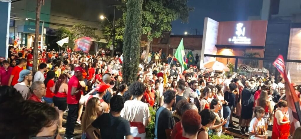 Veja comemoração da vitória de Lula em Uberlândia