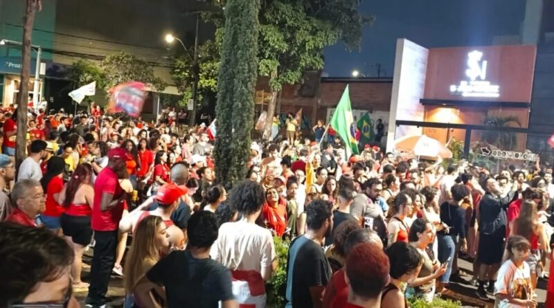 Veja comemoração da vitória de Lula em Uberlândia