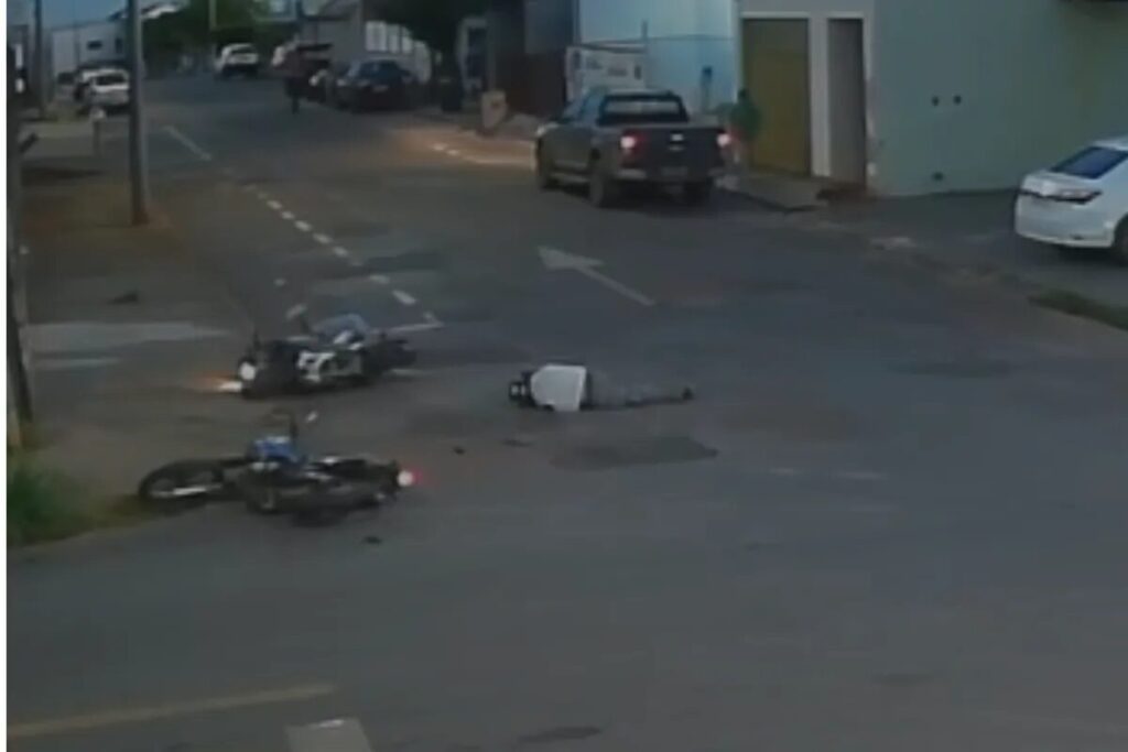 VÍDEO: Acidente em cruzamento deixa dois motociclistas feridos em MG
