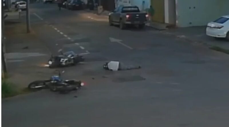 VÍDEO: Acidente em cruzamento deixa dois motociclistas feridos em MG
