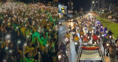 VÍDEO: Apoiadores de Flávio Bolsonaro fazem carreata e motocarreata em Uberlândia