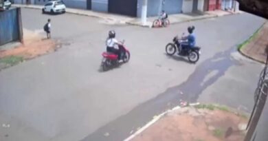 VÍDEO: Batida entre motos deixa mulheres feridas e assusta crianças em MG