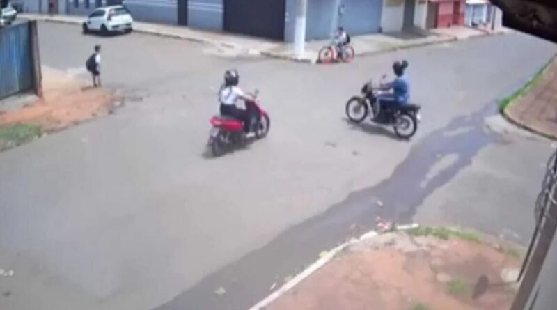 VÍDEO: Batida entre motos deixa mulheres feridas e assusta crianças em MG