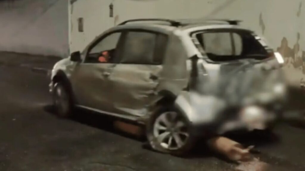 VÍDEO: carro 'destruído' arrasta escapamento por rua após batida com ônibus em Uberlândia