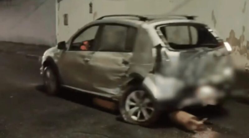 VÍDEO: carro 'destruído' arrasta escapamento por rua após batida com ônibus em Uberlândia