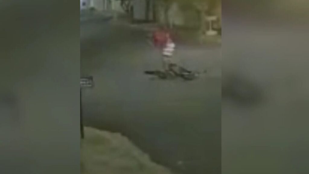 VÍDEO: Ciclista cai após batida com carro e quase é atropelado por caminhão em Uberlândia