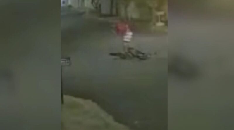 VÍDEO: Ciclista cai após batida com carro e quase é atropelado por caminhão em Uberlândia
