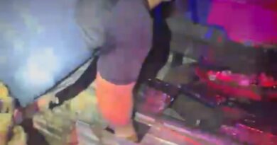 VÍDEO: Homem é preso com carga de iPhones escondida em para-choque de carro na BR-365, em MG