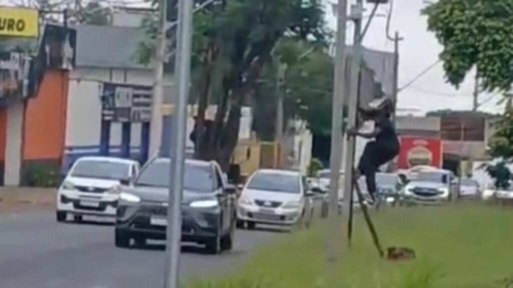 VÍDEO: Homem furta fiação de radar à luz do dia e acaba preso em Uberlândia