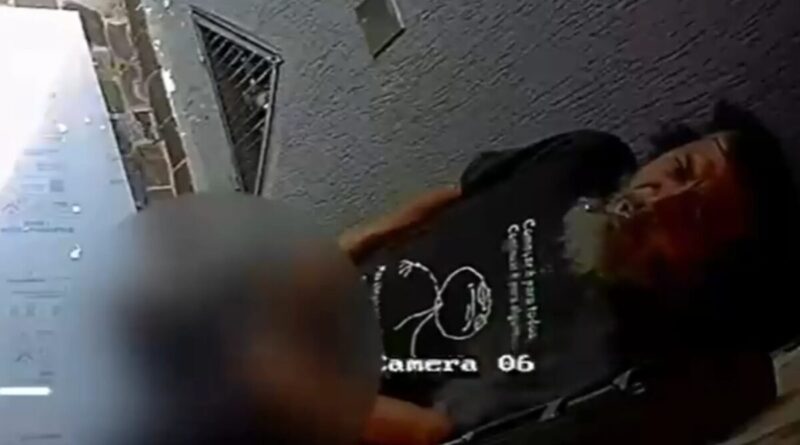 VÍDEO: Ladrão mostra pênis para câmera antes de furtar encomendas de casa em MG