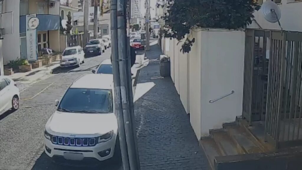 VÍDEO: Mulher tem carro roubado enquanto estacionava para ir em consulta médica em Uberlândia
