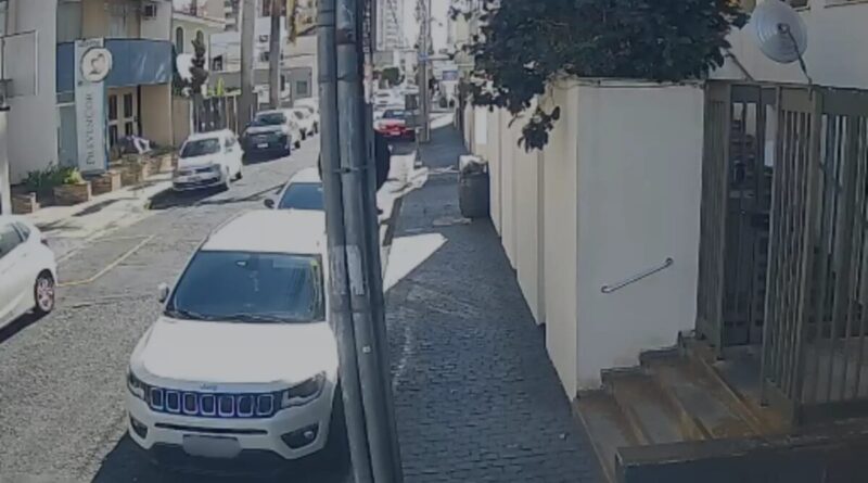 VÍDEO: Mulher tem carro roubado enquanto estacionava para ir em consulta médica em Uberlândia