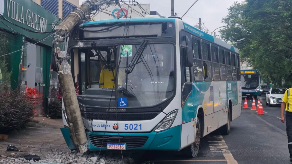 Ônibus desgovernado atinge poste após falha em Uberlândia