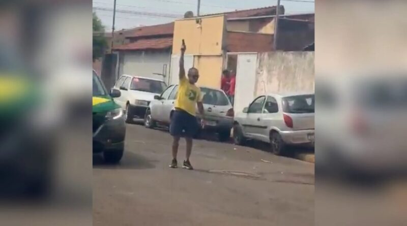 VÍDEO: Policial militar aposentado dá tiro no meio da rua em cidade do interior de MG