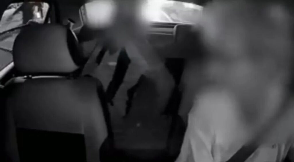 VÍDEO: torcedor tem celular furtado dentro de carro de aplicativo em BH