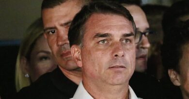 Voo de Flávio para fugir do Brasil foi pago por intermediário dos EUA