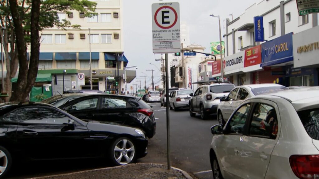 Zona Azul em Uberlândia registra 36 mil autuações e recebe queixas de motoristas: ‘Já viu velho saber mexer em aplicativo?’
