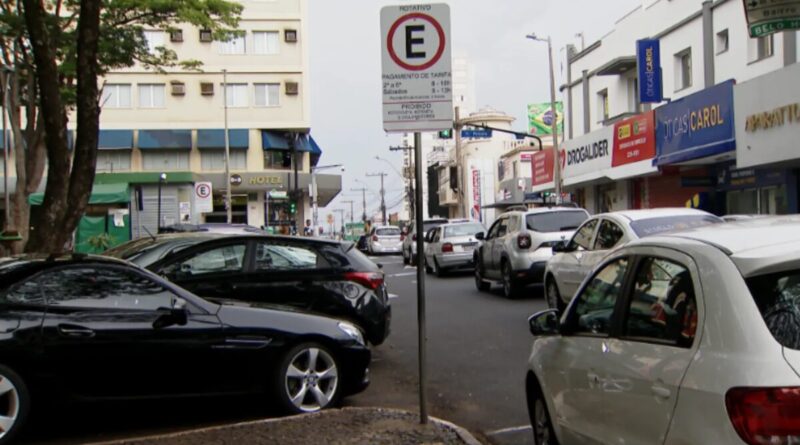 Zona Azul em Uberlândia registra 36 mil autuações e recebe queixas de motoristas: ‘Já viu velho saber mexer em aplicativo?’